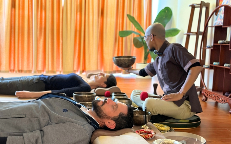Nos voyageurs expérimentent la méditation avec les bols chantants
