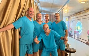 Nos voyageurs sont satisfaits après avoir expérimenté une séance de massothérapie suite à leur long vol médecine traditionnelle chez Horizon Vietnam Travel