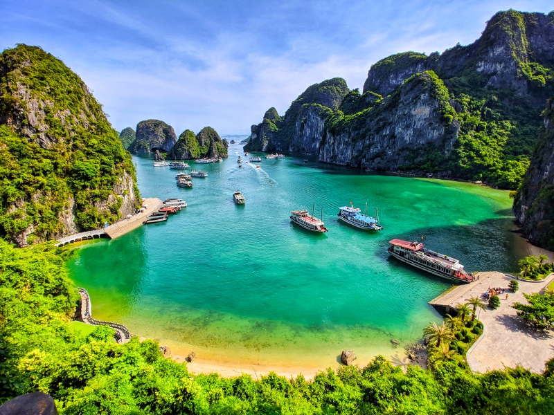 La Baie d'Halong fascine avec ses îlots karstiques et ses eaux émeraude