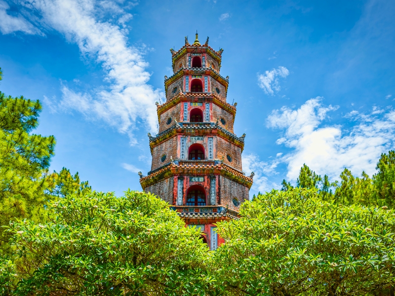 La pagode Thiên Mu, emblème de Huê, se dresse majestueusement au bord de la rivière des Parfums