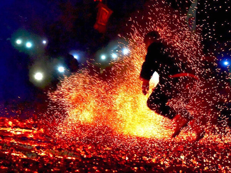 Fête du saut au feu des Pà Then Têt des ethnies minoritaires vietnamiennes